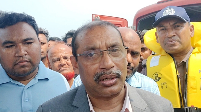 ফেরিতে উঠার আগে চালক ছাড়া বাসের সকল যাত্রীকে নামিয়ে দিয়ে ফেরিতে উঠতে হবে---বিআইডব্লিউটিসি’র চেয়ারম্য